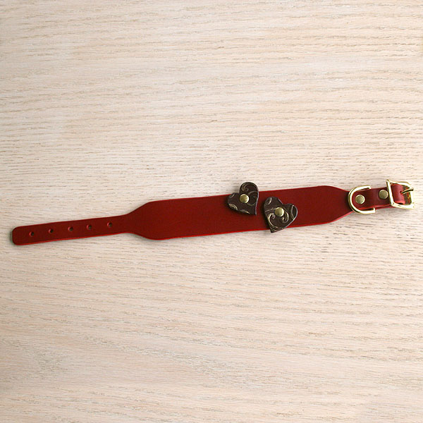 red-buckle-collar-with-burgundy-hearts_2