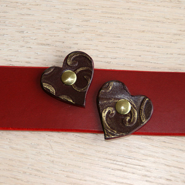 red-buckle-collar-with-burgundy-hearts_3