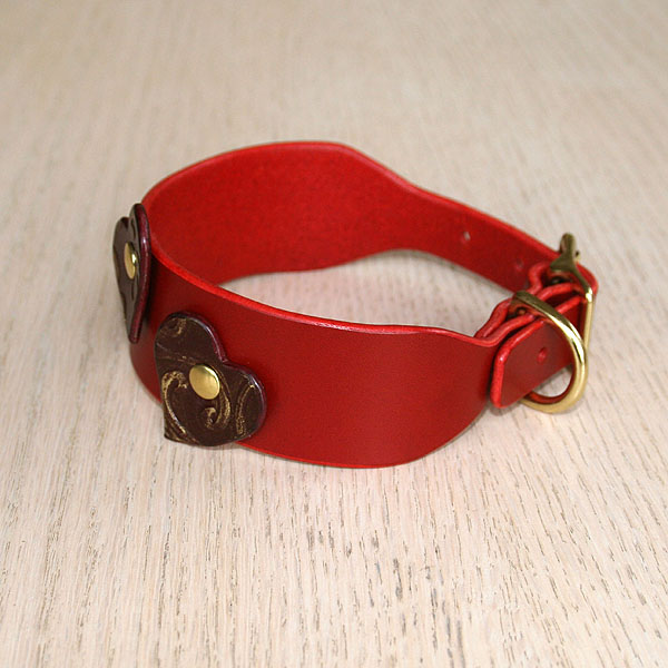 red-buckle-collar-with-burgundy-hearts_4