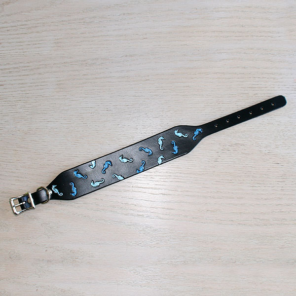 leather-buckle-collar-two-colour-floating-seahorses-2-inch-wide_2